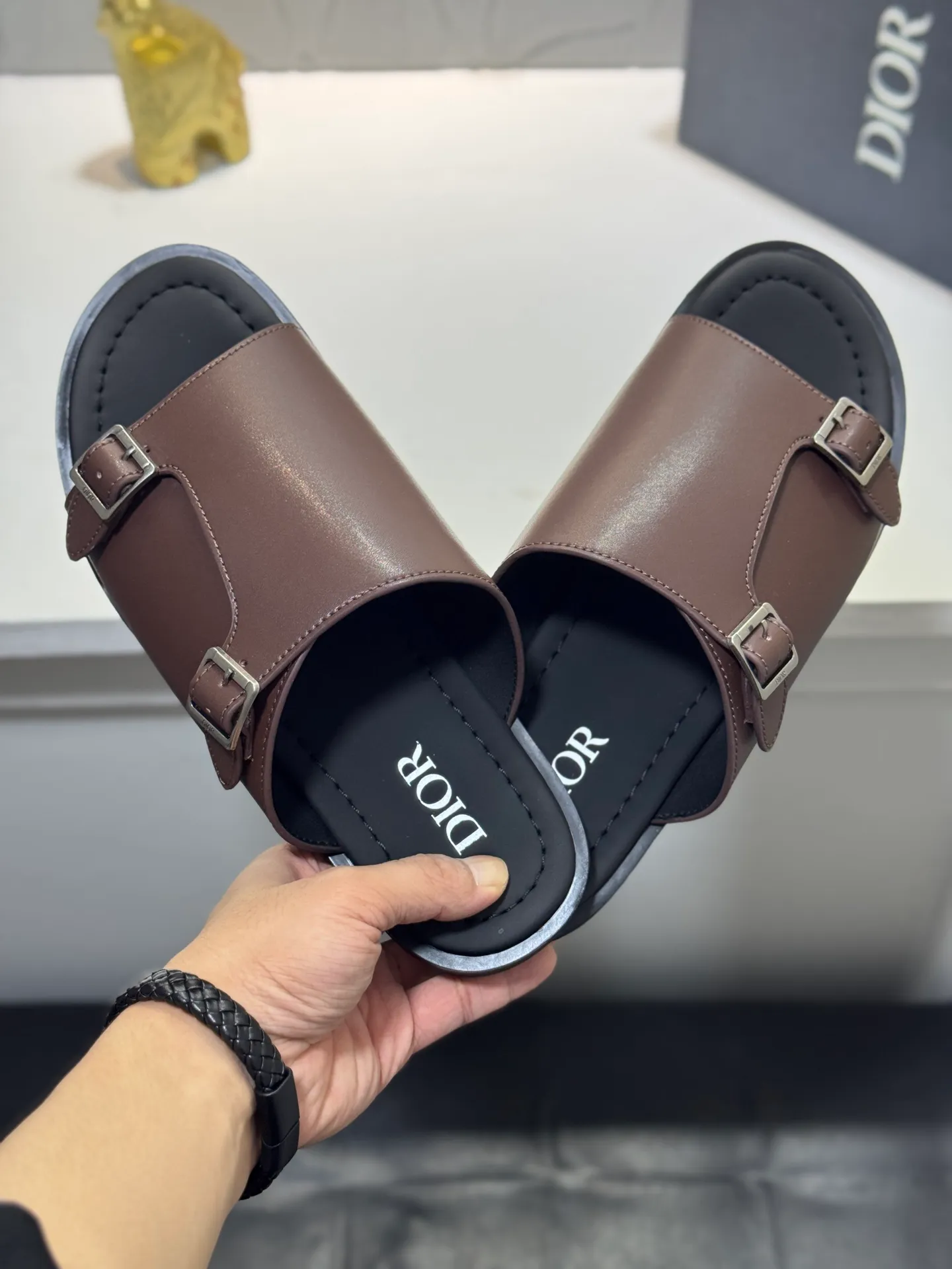 Men's men's shoes 💰320 [New style] 🦇🦇𝐂𝐡𝐫𝐢𝐬𝐭𝐢𝐚𝐧 𝐃𝐢𝐨𝐫 Dior slippers - the latest hot sandals, classic sandals, original replicas, super durable and versatile, cowhide leather with hardware accessories, very comfortable on the feet Look slim and white. Original molded outsole size: 38-44 (.45. Customized